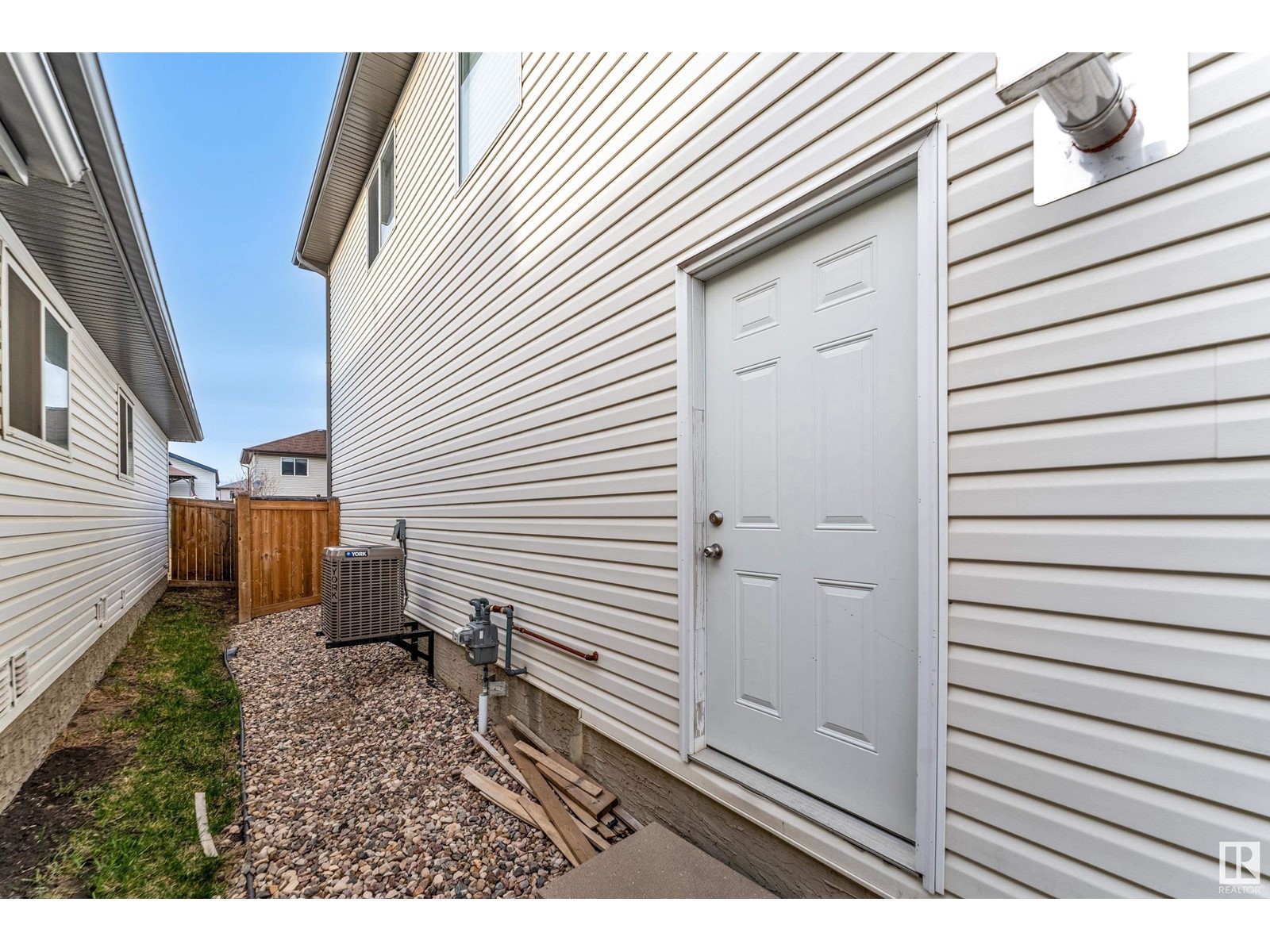 3340 24 AV NW