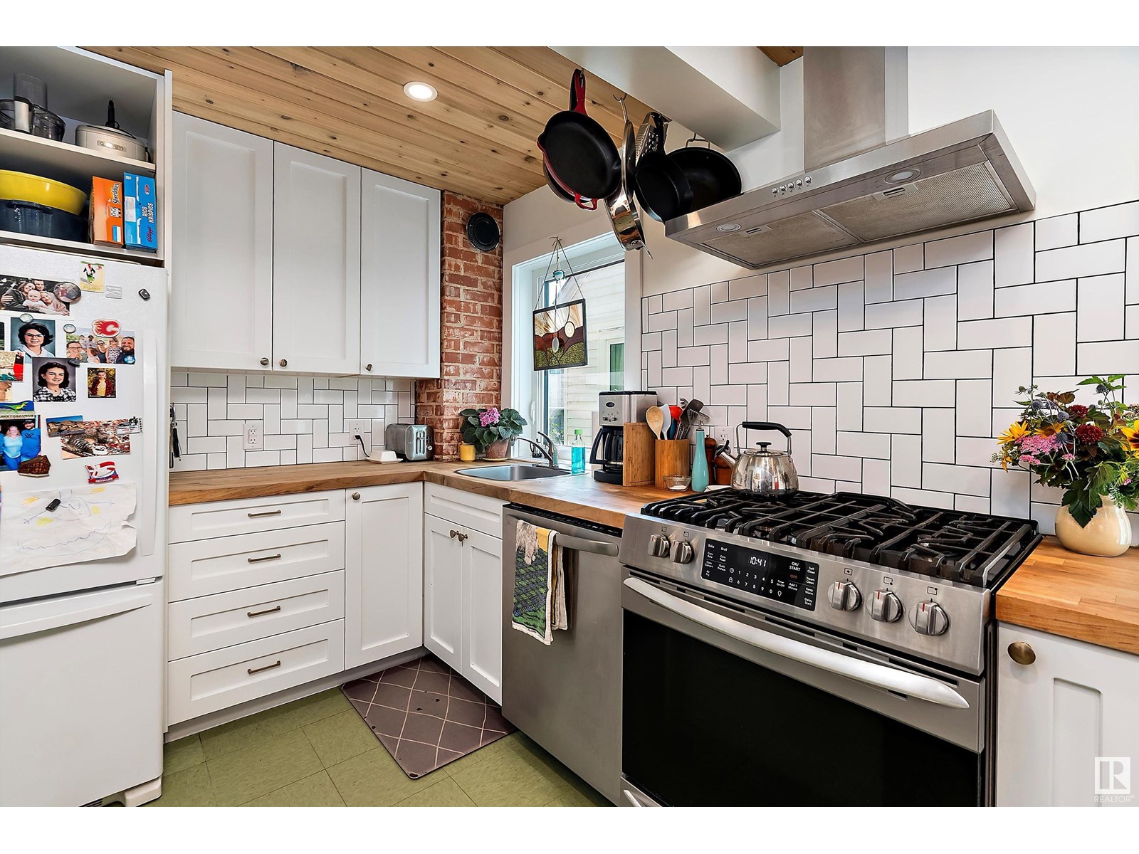 11241 90 ST NW