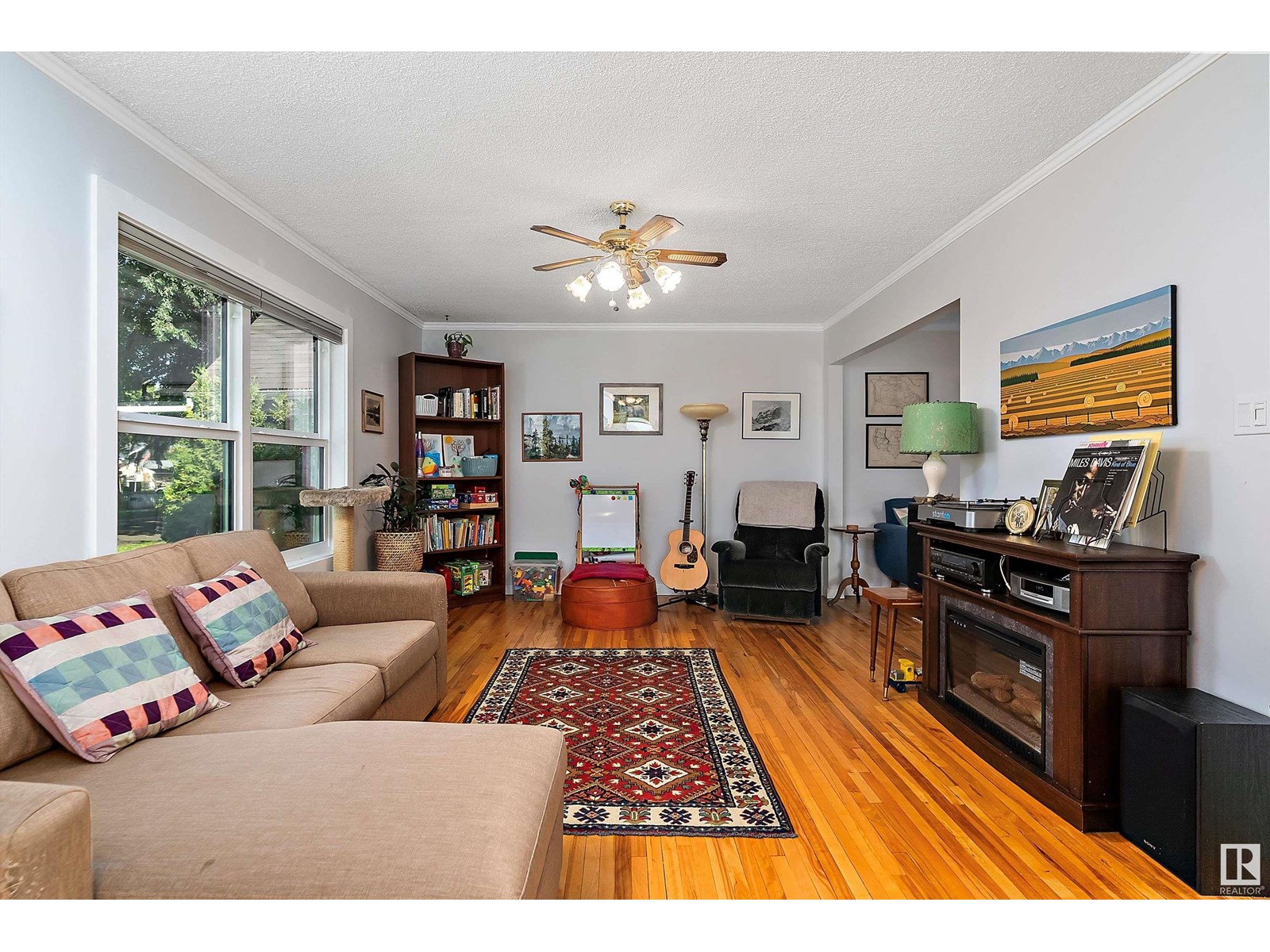 11241 90 ST NW
