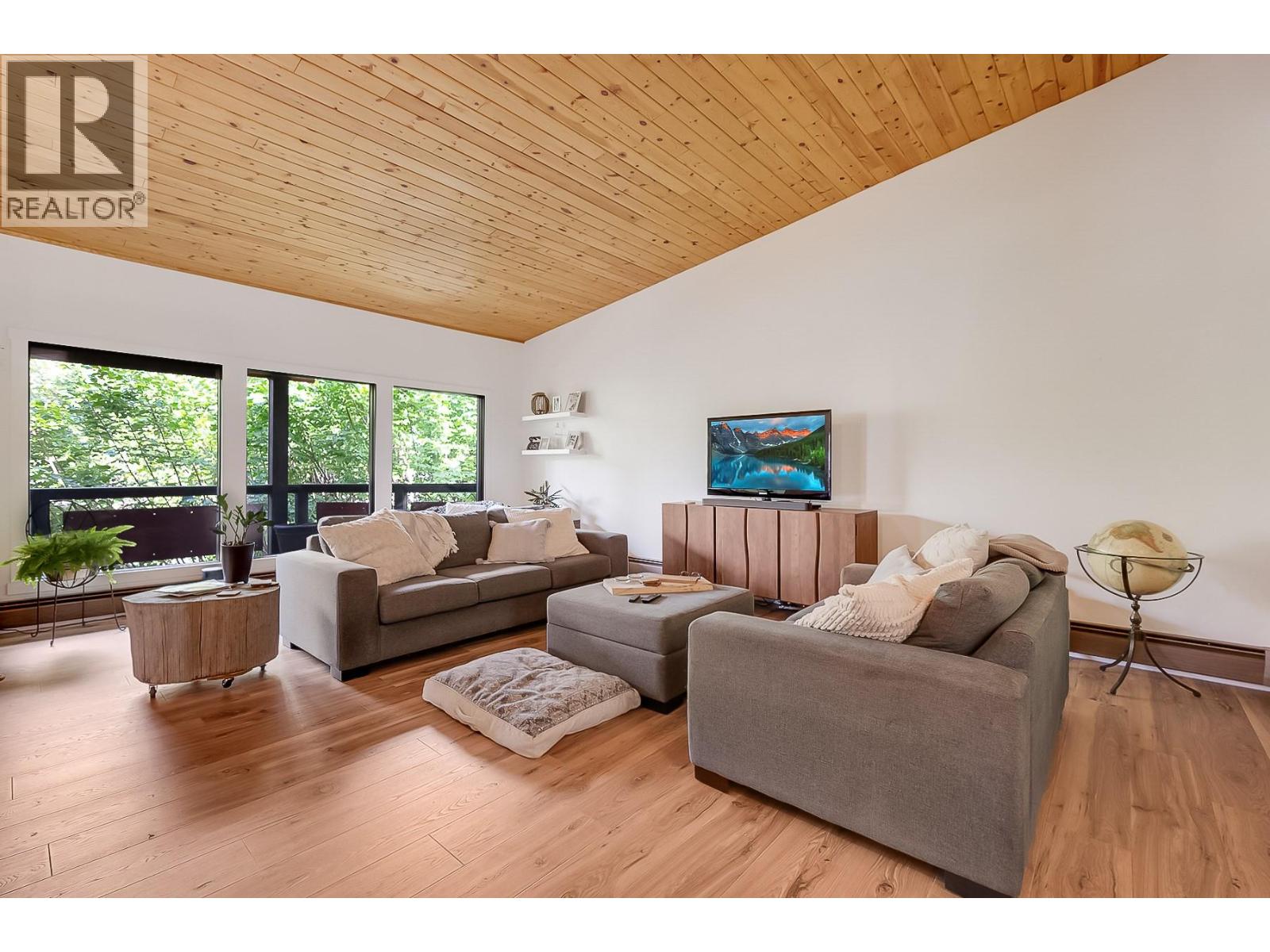 1590 Willow Crescent