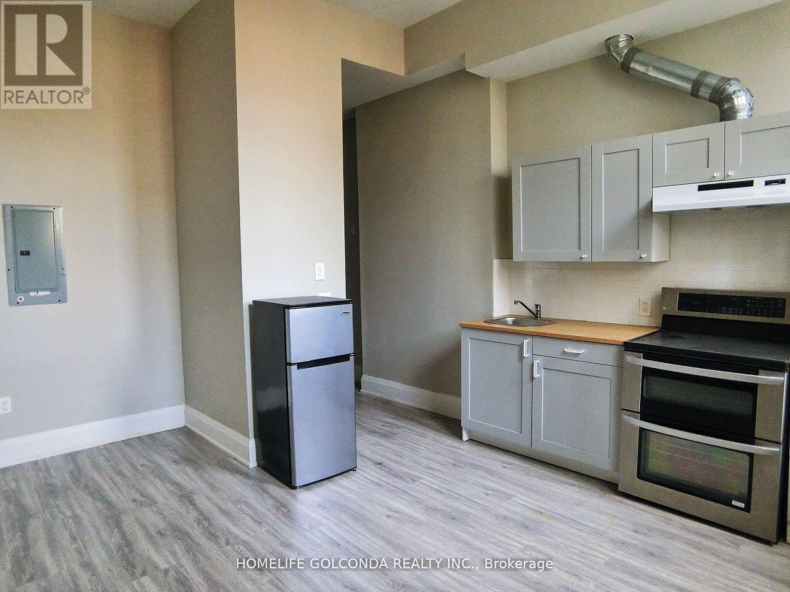 490 QUEEN STREET W