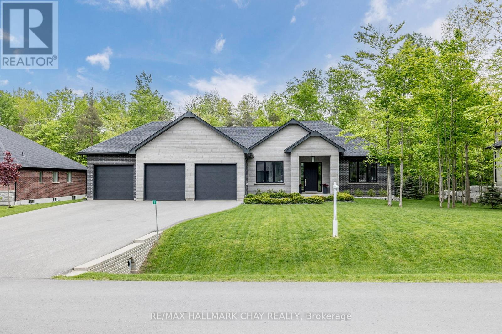 Photo 1 of 39 — 7 WALTER JAMES PARKWAY, Springwater, ON L9X2A6