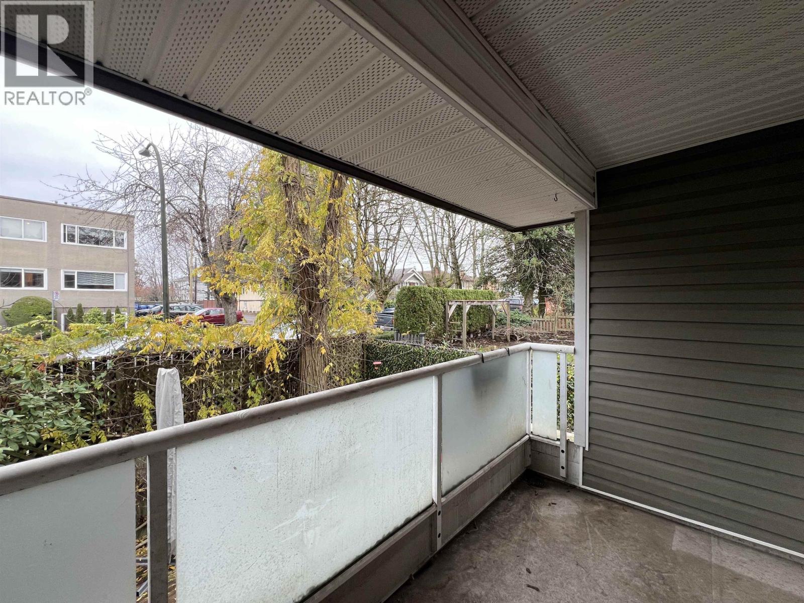 206 674 W 17TH AVENUE