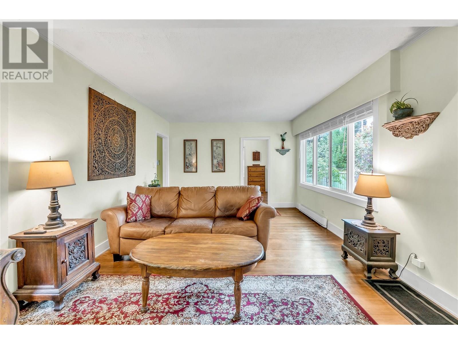 360/370 Robinson Avenue