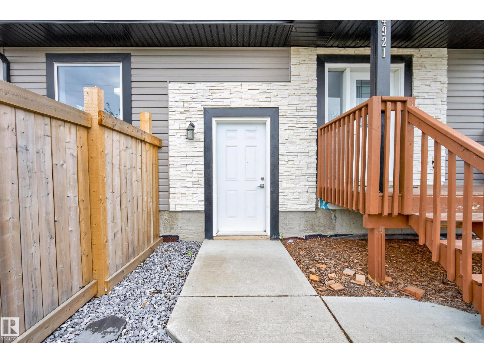 14921 90 AV NW