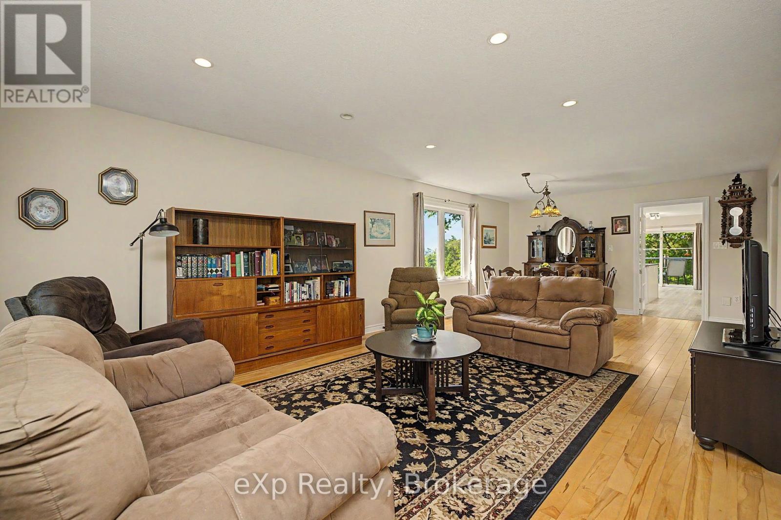 2 MANN AVENUE N