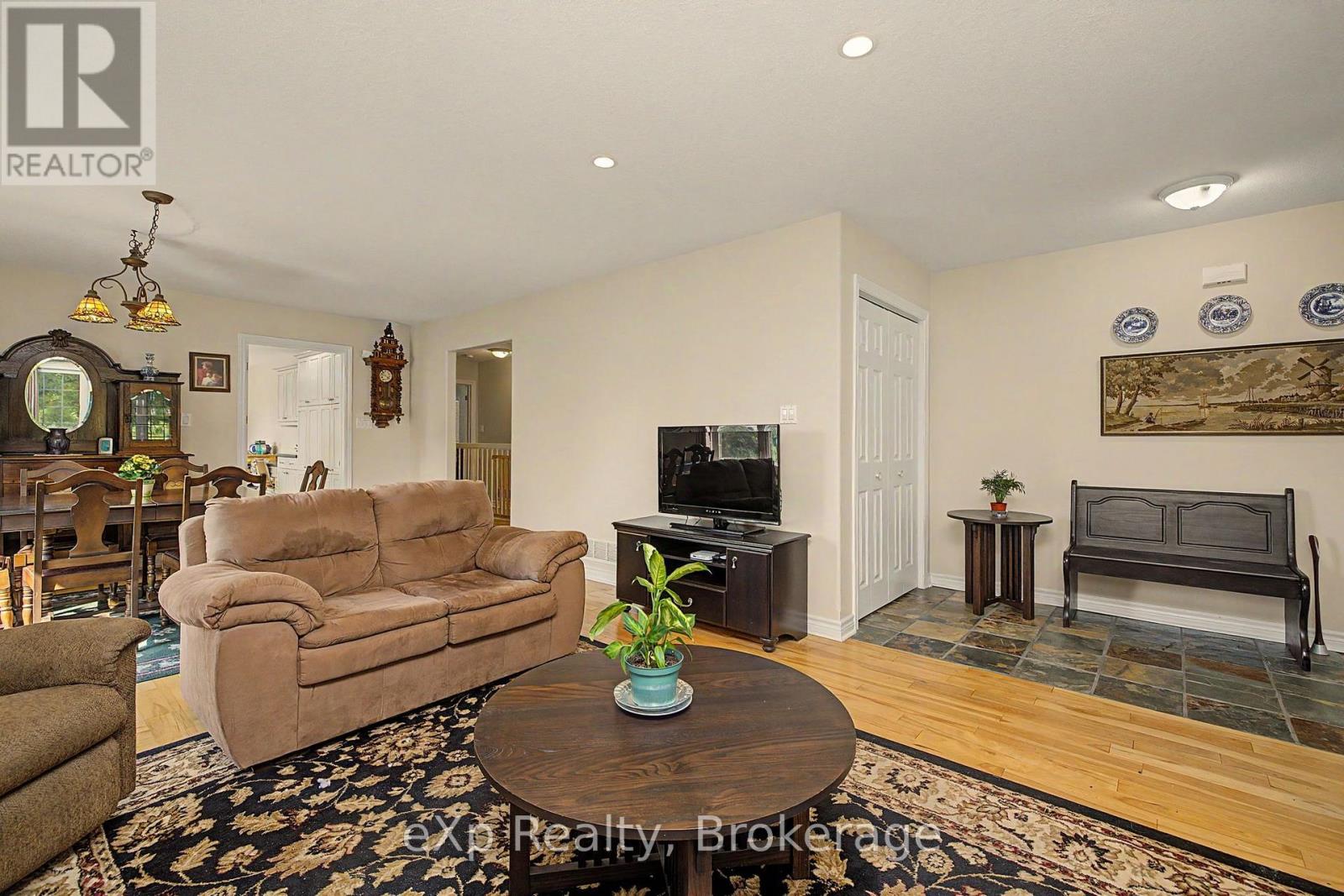2 MANN AVENUE N
