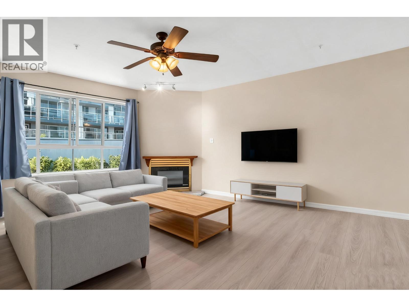 411 525 AGNES STREET