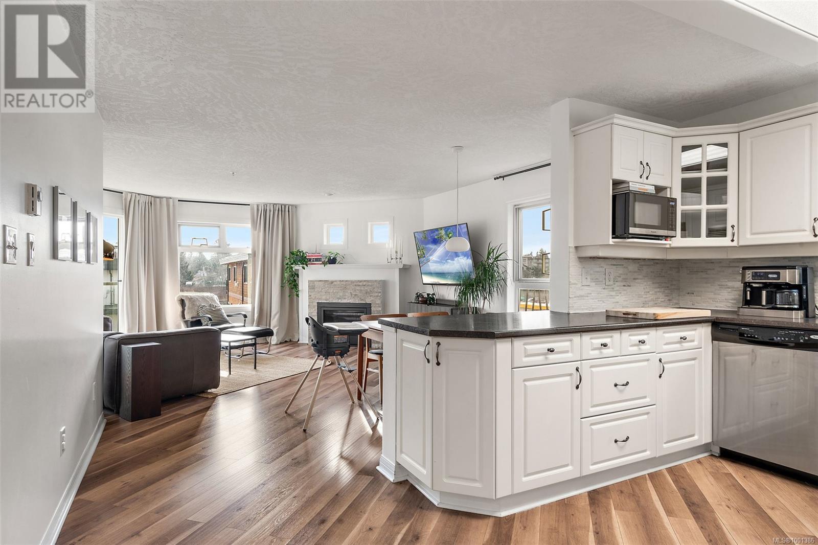 216 1083 Tillicum Rd