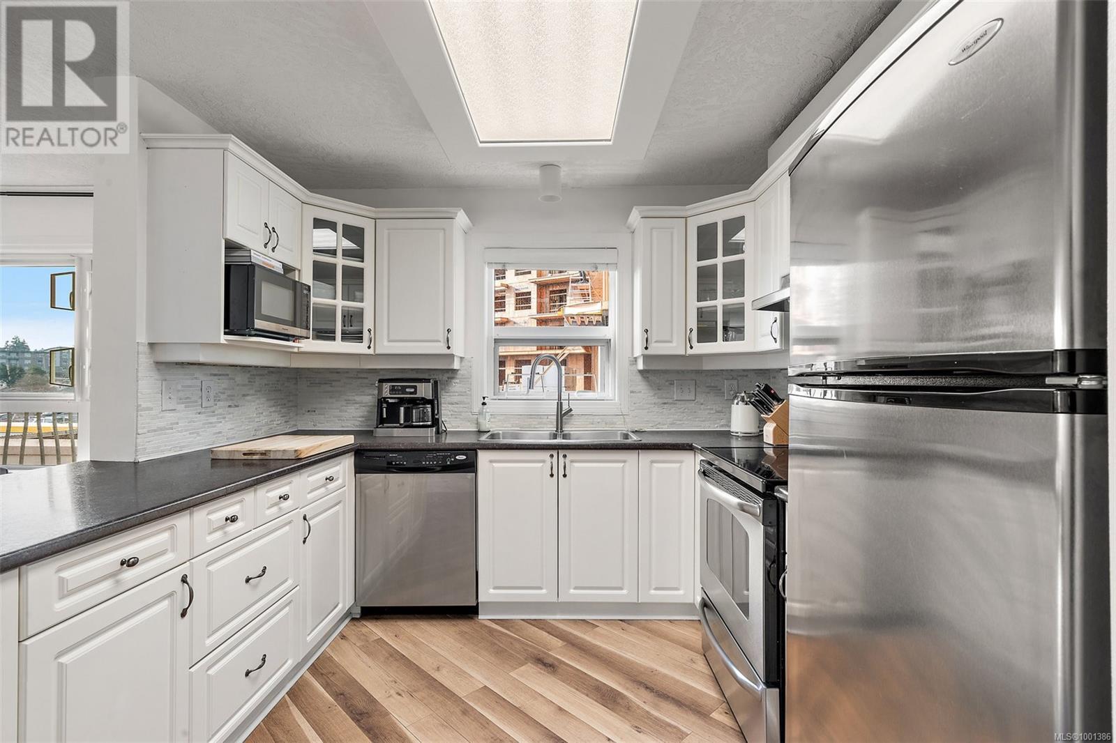 216 1083 Tillicum Rd