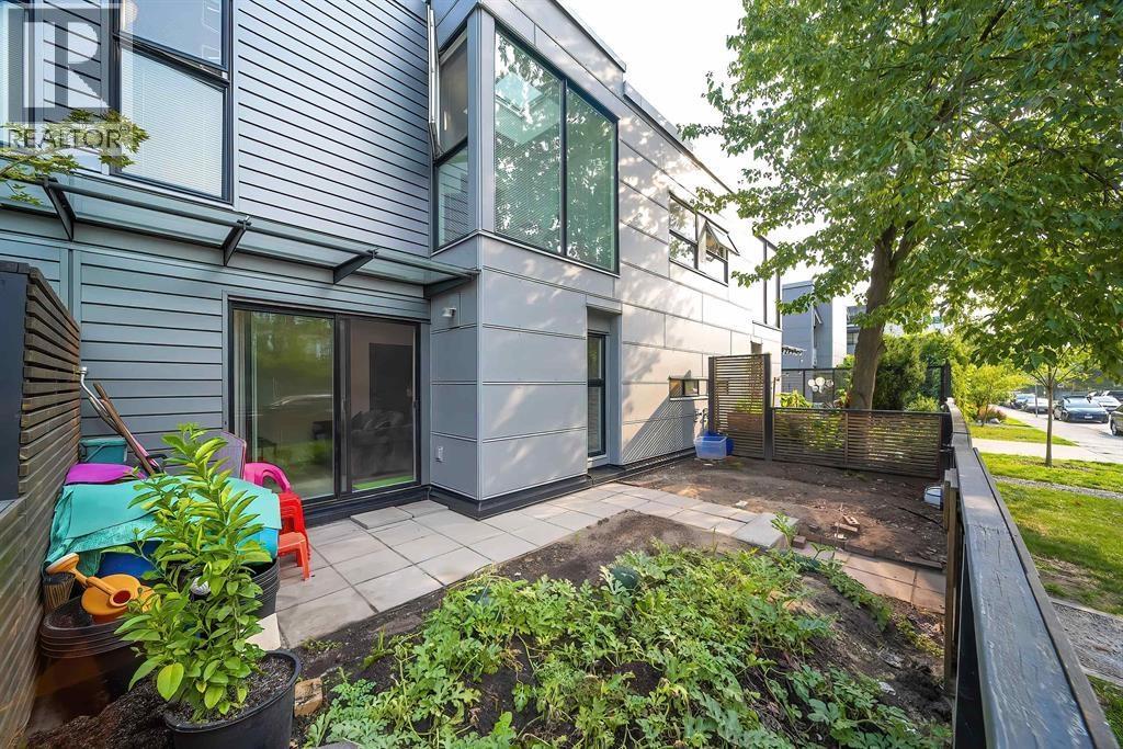 3 488 JACKSON AVENUE