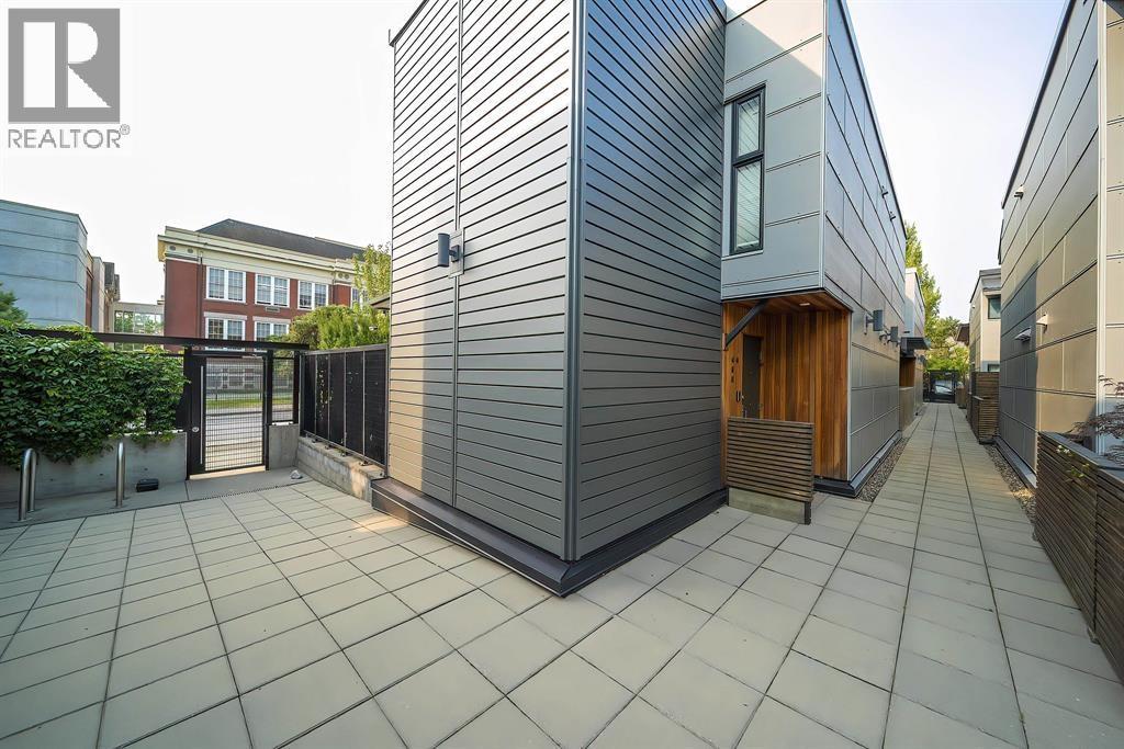 3 488 JACKSON AVENUE