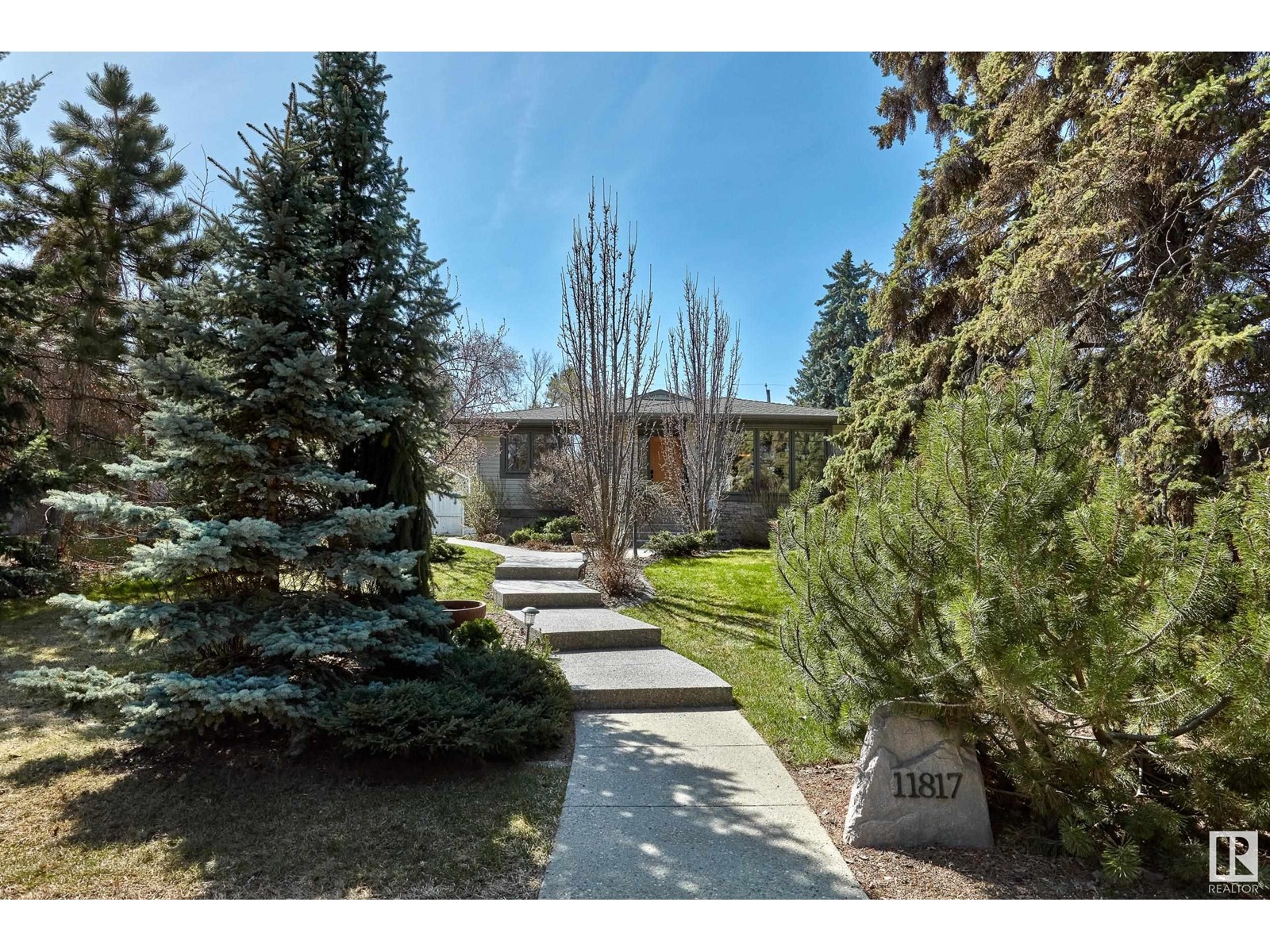 11817 76 AV NW