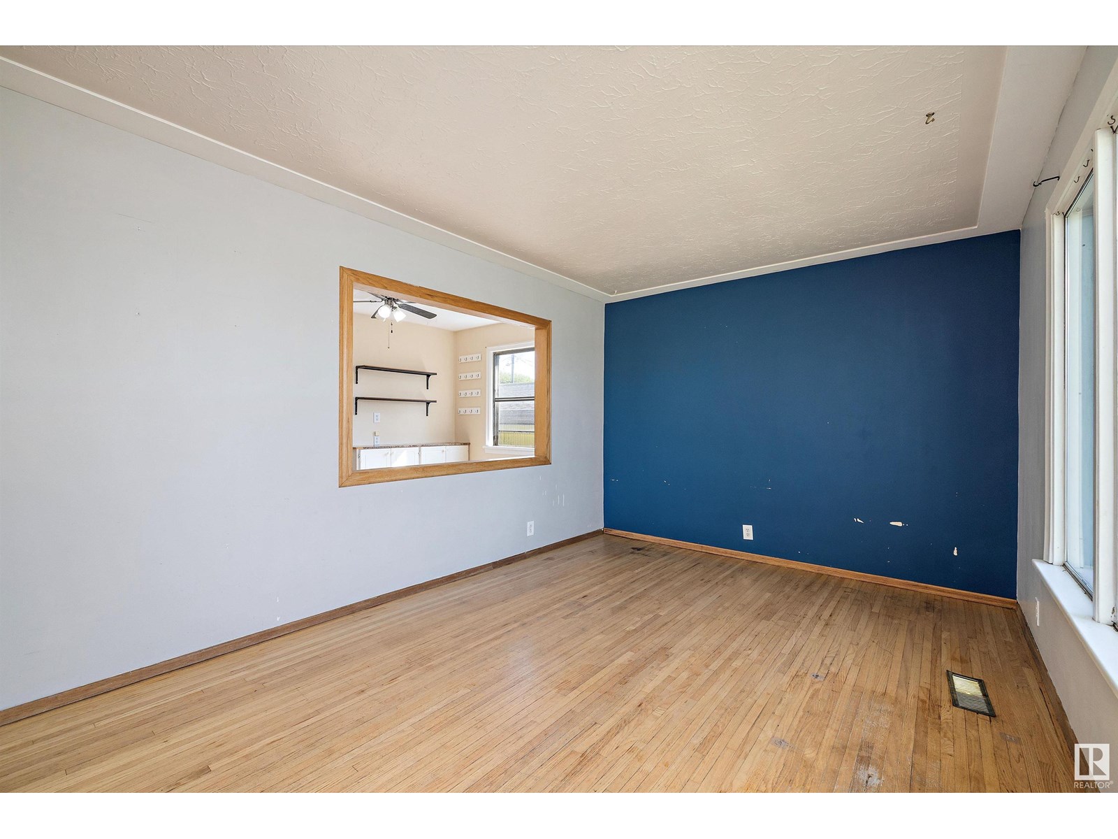 9736 63 AV NW