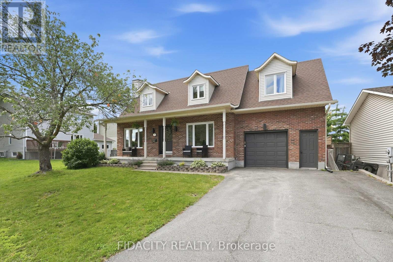 Photo 1 of 44 — 13 POOLE CREEK CRESCENT, Ottawa, ON K2S1T6