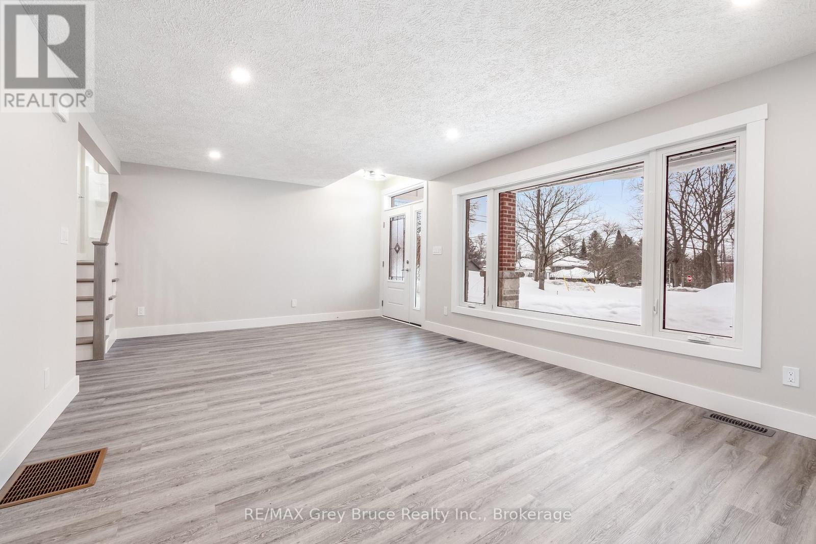 1996 6TH AVENUE W
