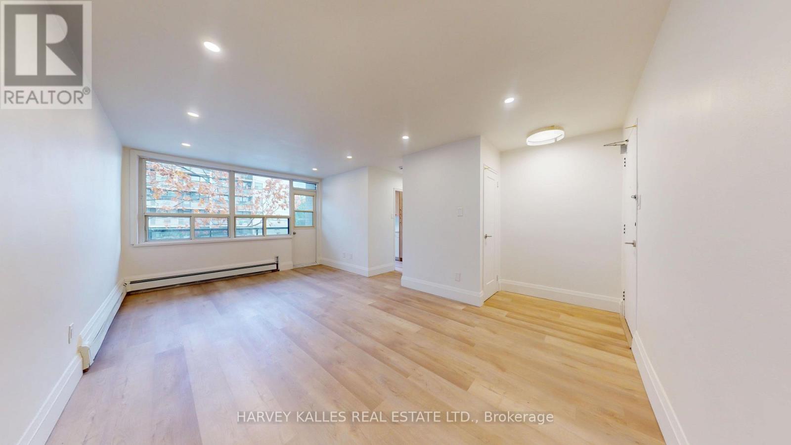Photo 1 of 16 — 12 - 1 MARQUETTE AVENUE Unit 12, Toronto (Englemount-Lawrence), ON M6A1X8