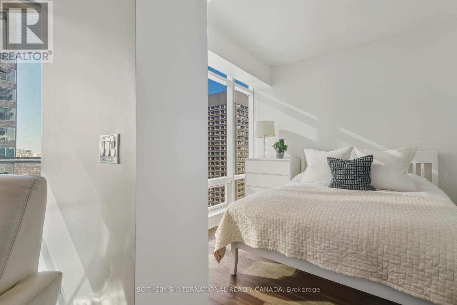 2712 - 1 BLOOR STREET E