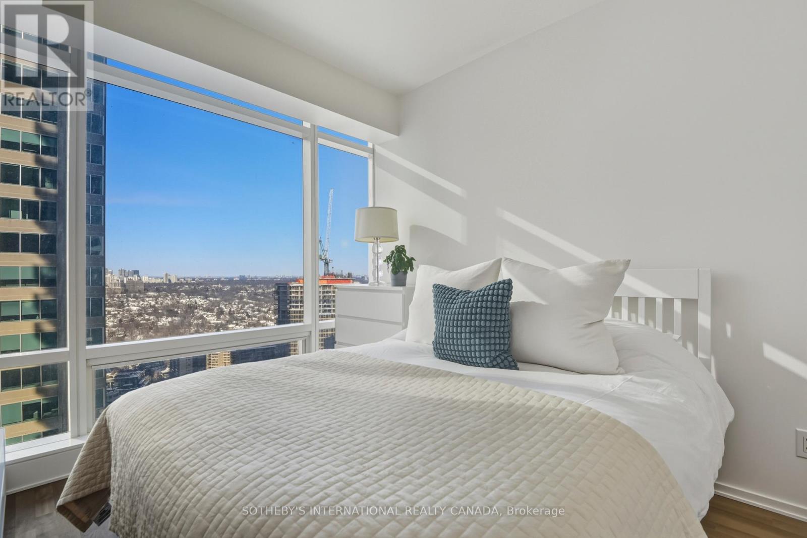 2712 - 1 BLOOR STREET E