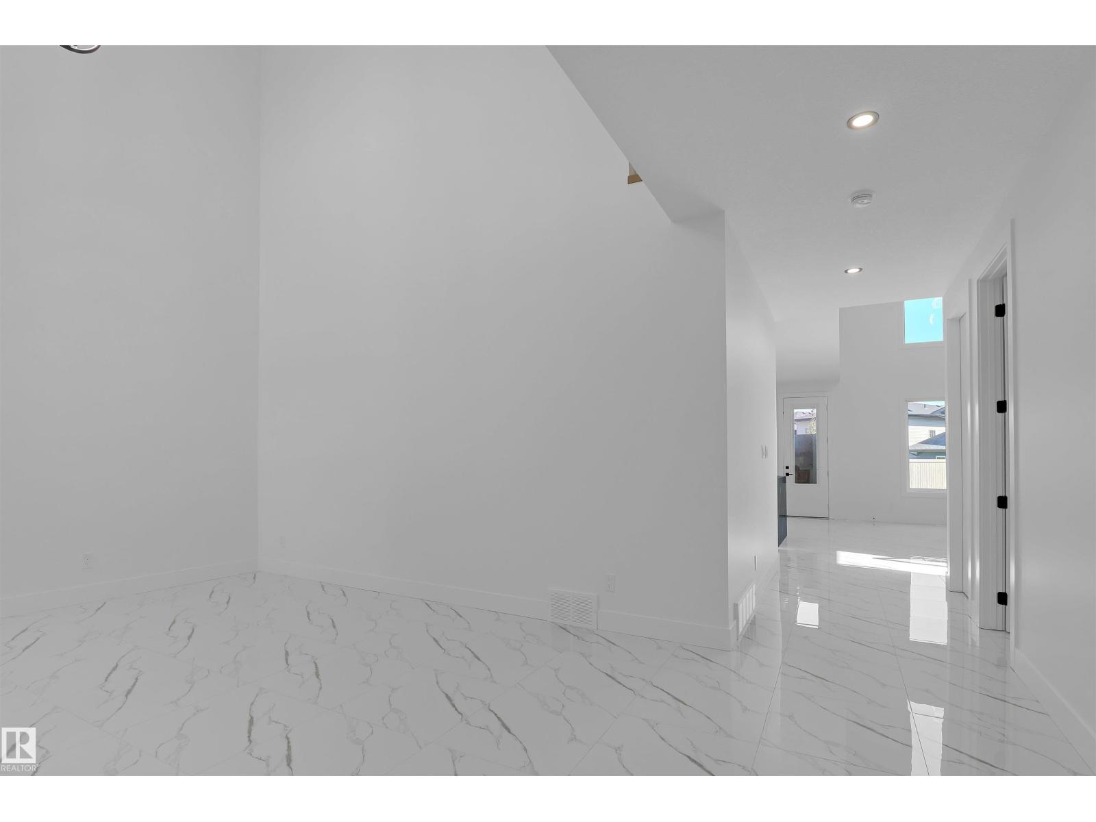 1504 151 AV NW