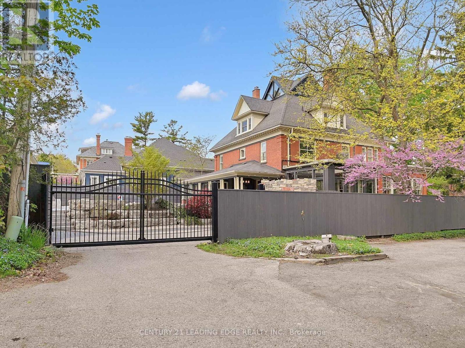 18 BRANT ROAD N