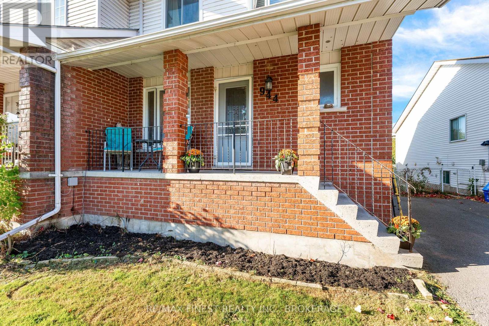 944 WARBURTON CRESCENT