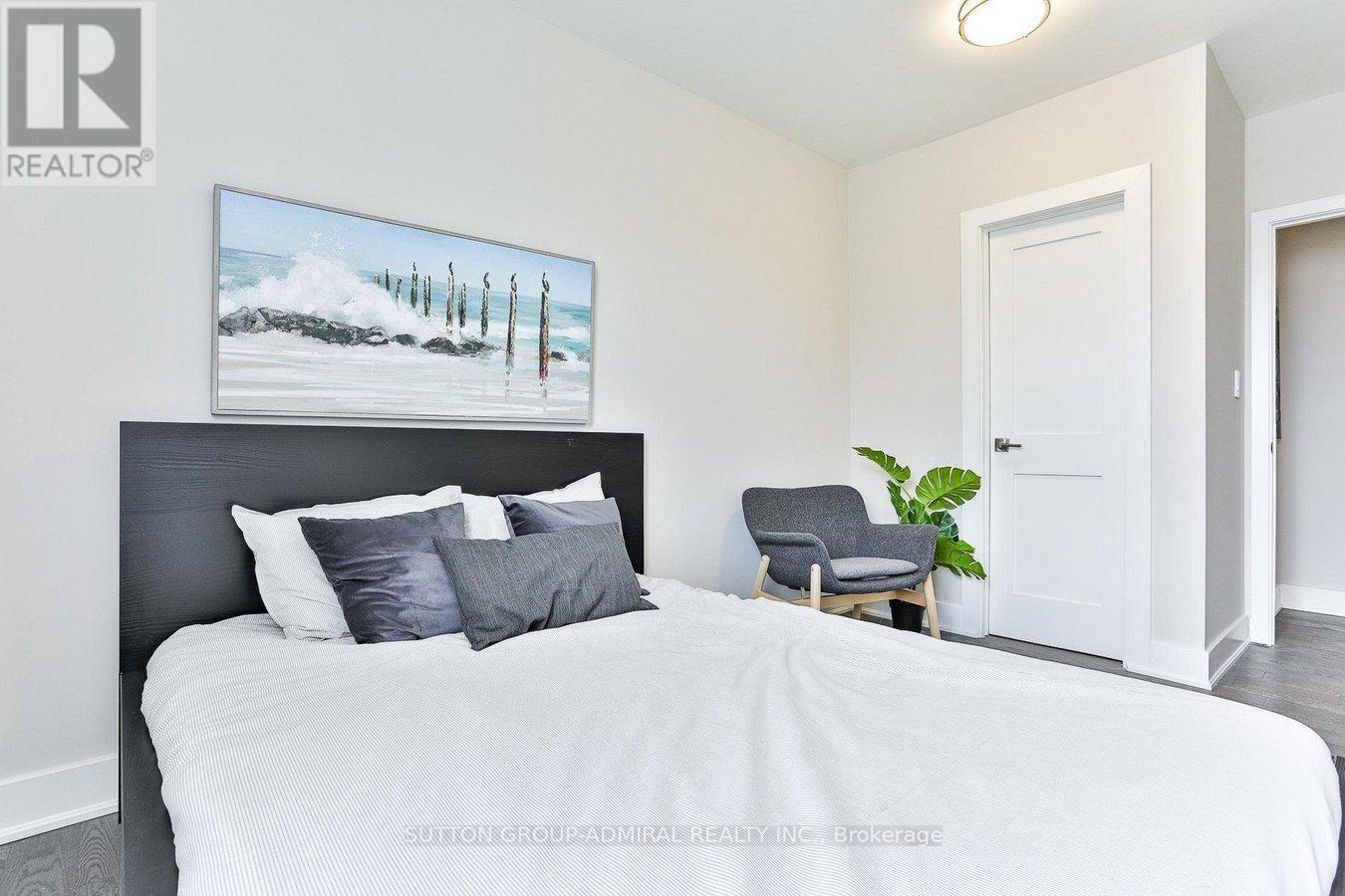 4 - 464 SPADINA ROAD