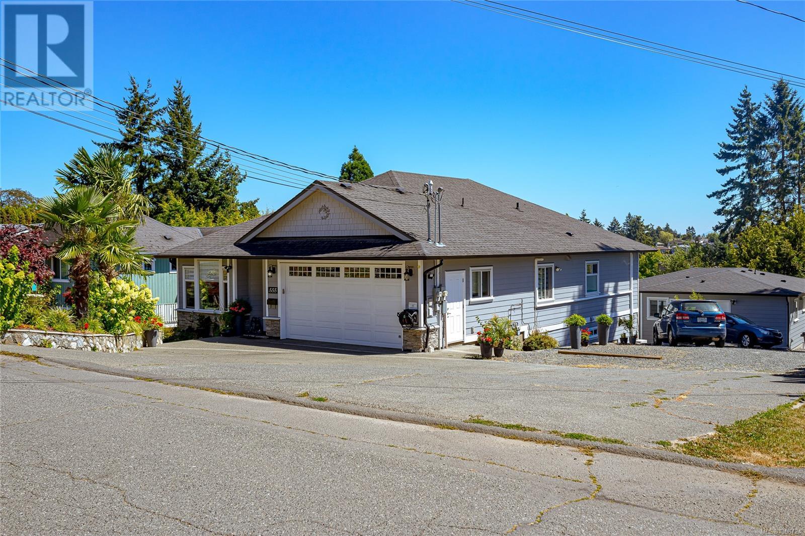 555 Leaside Ave