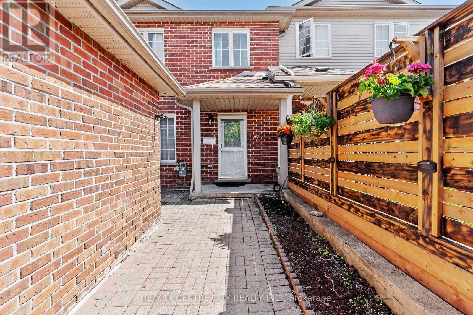 67 RALGREEN CRESCENT