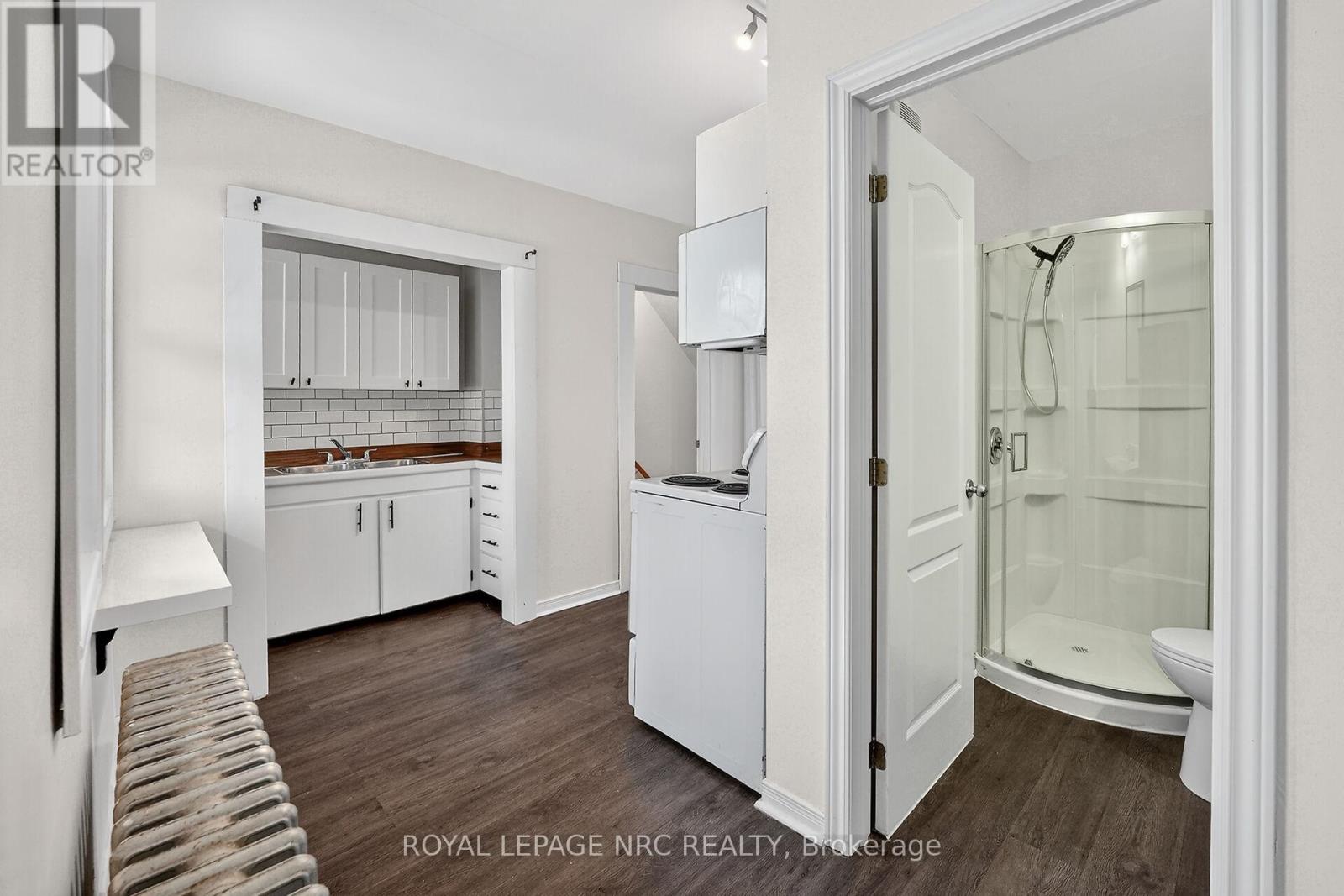 Photo 1 of 22 — 211 LINCOLN STREET, Welland (Lincoln/Crowland), ON L3B4M8
