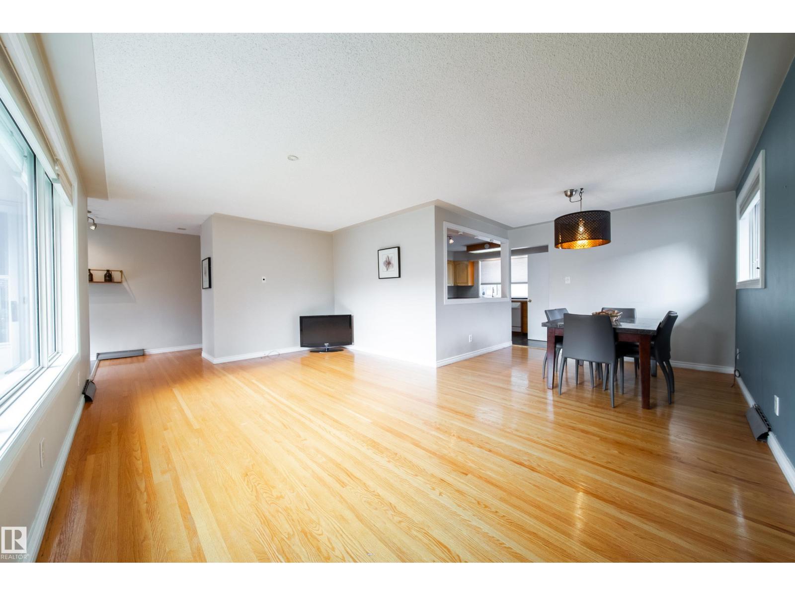 7135 87 ST NW