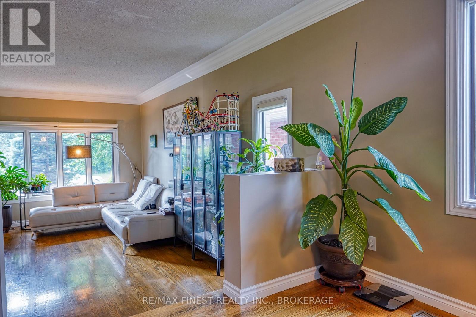 1082 CAITLIN CRESCENT