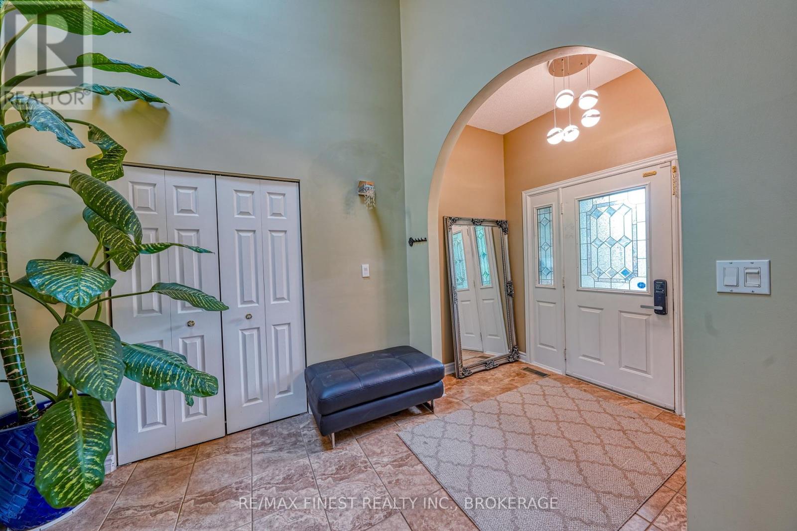 1082 CAITLIN CRESCENT