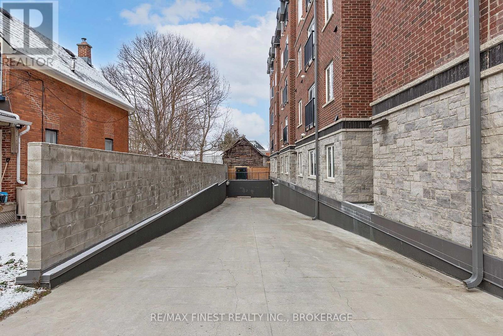 202 - 501 FRONTENAC STREET