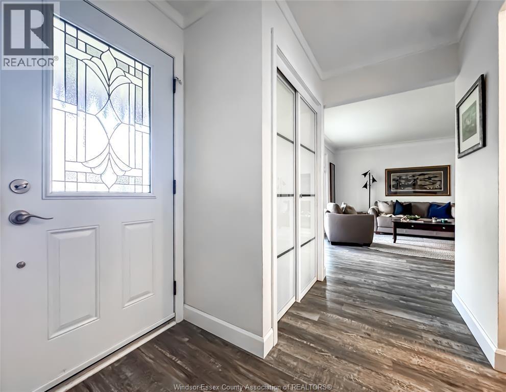 276 FAIRWAY CRESCENT