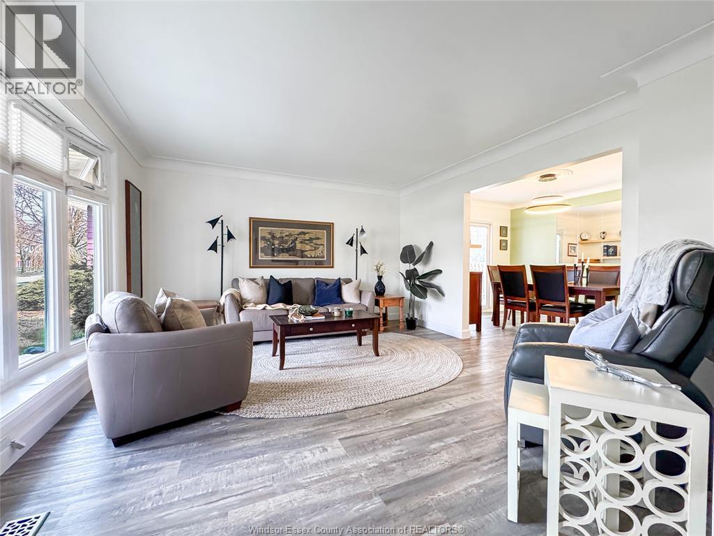 276 FAIRWAY CRESCENT