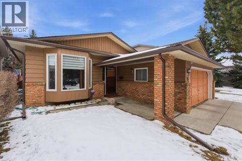 28 Woodstock Way SW Calgary AB T2W5X3