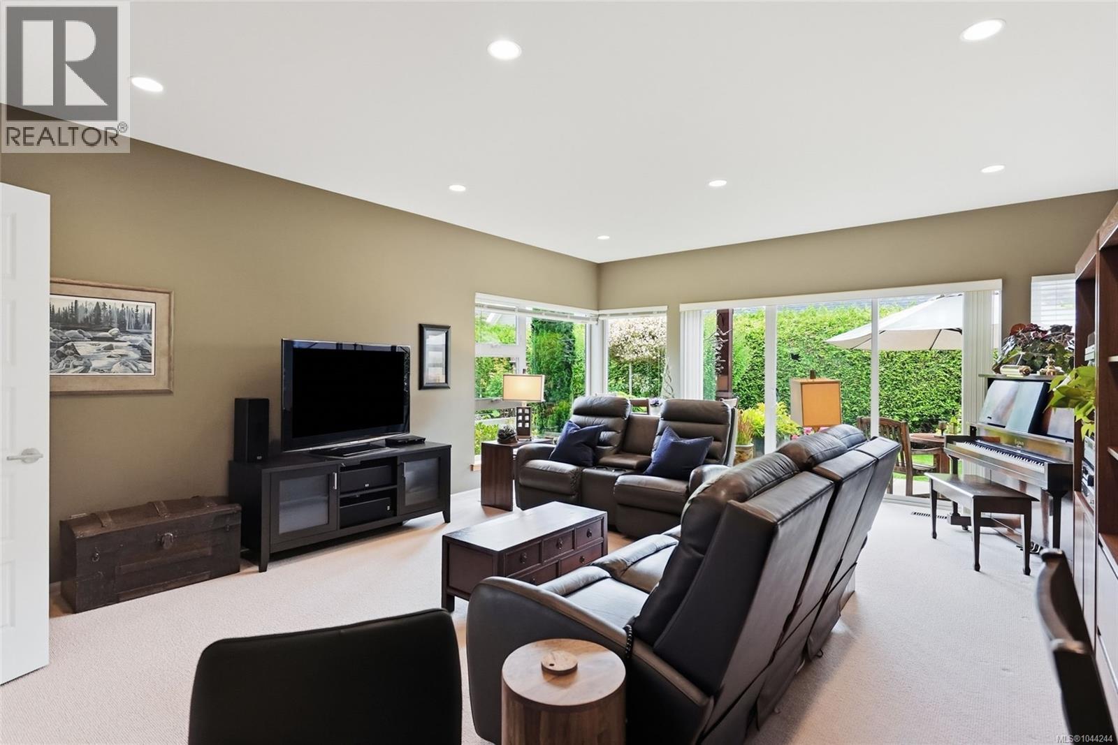 880 Bluffs Dr