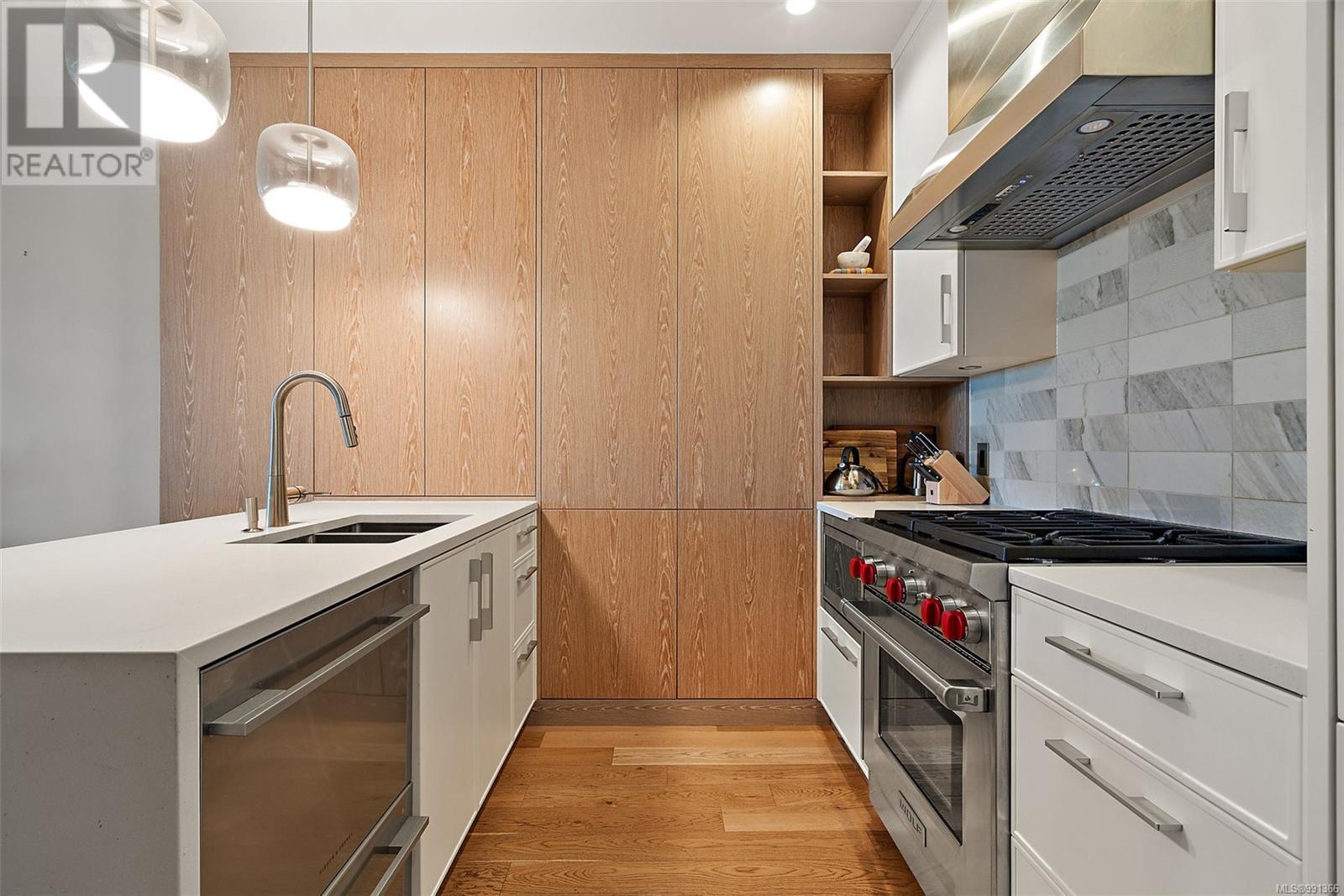 310 1201 Fort St