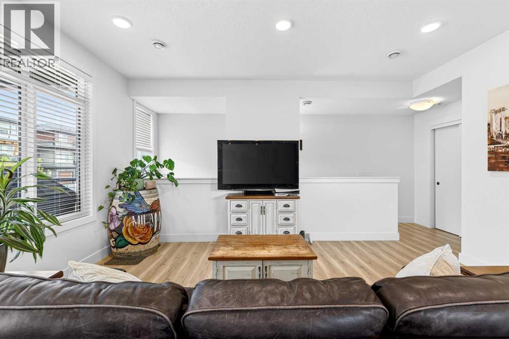 33, 230 Seton Passage SE