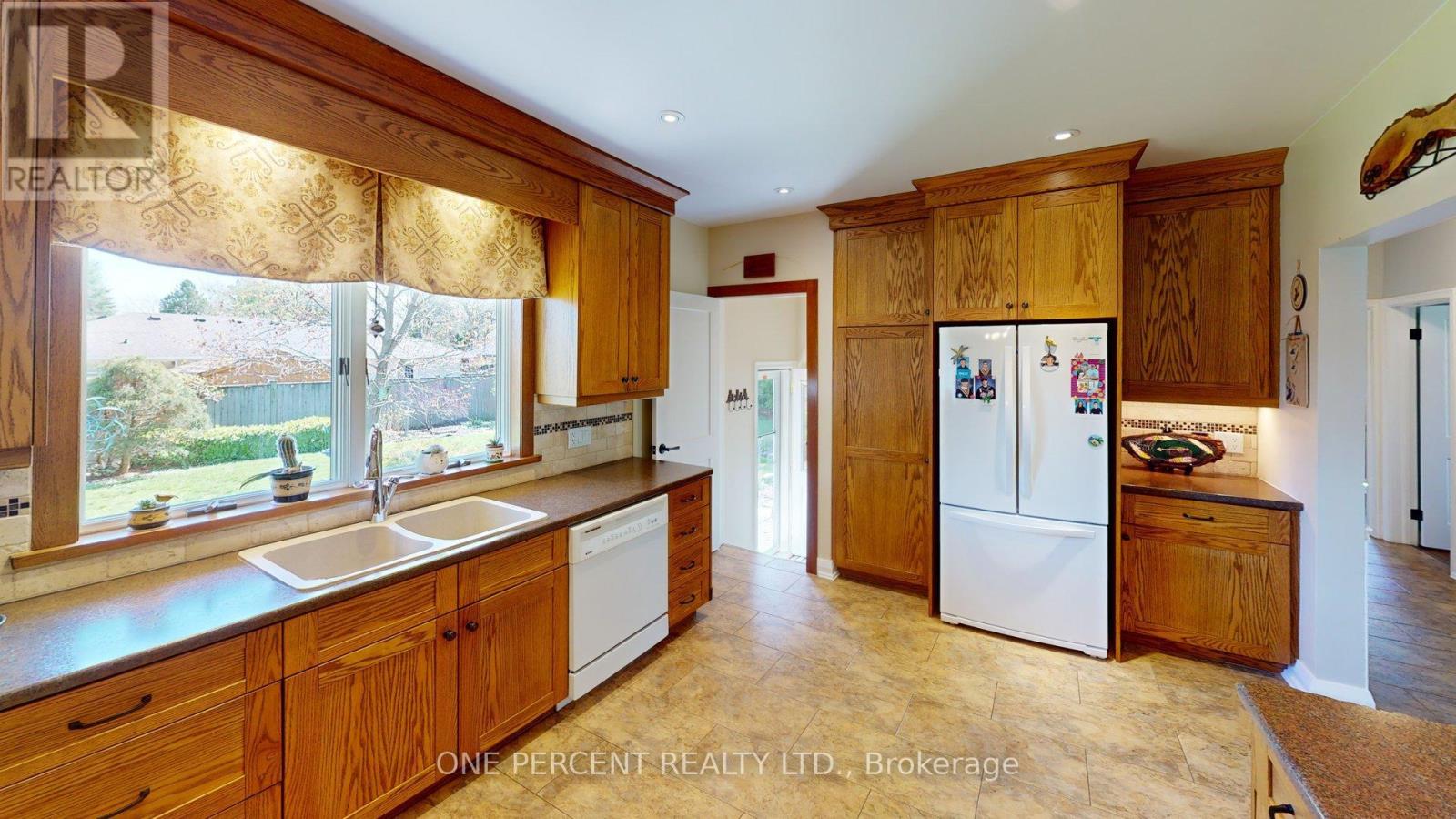 16 DALEVIEW CRESCENT