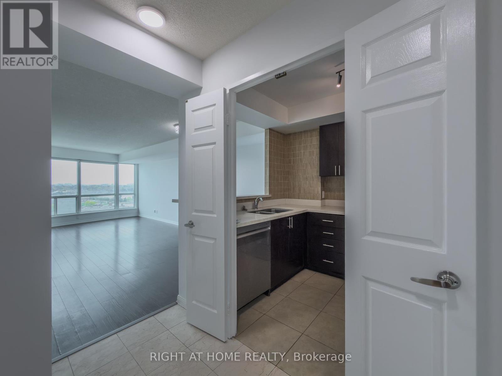1008 - 8 LEE CENTRE DRIVE