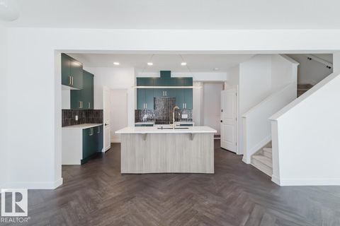 39 CHARTRES CL St. Albert AB T8T2C9