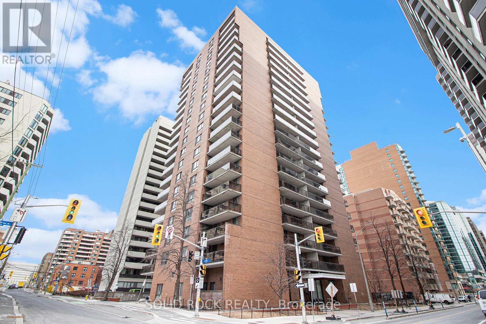 Photo 1 of 24 — 1204 - 475 LAURIER AVENUE W Unit 1204, Ottawa, ON K1R7X1