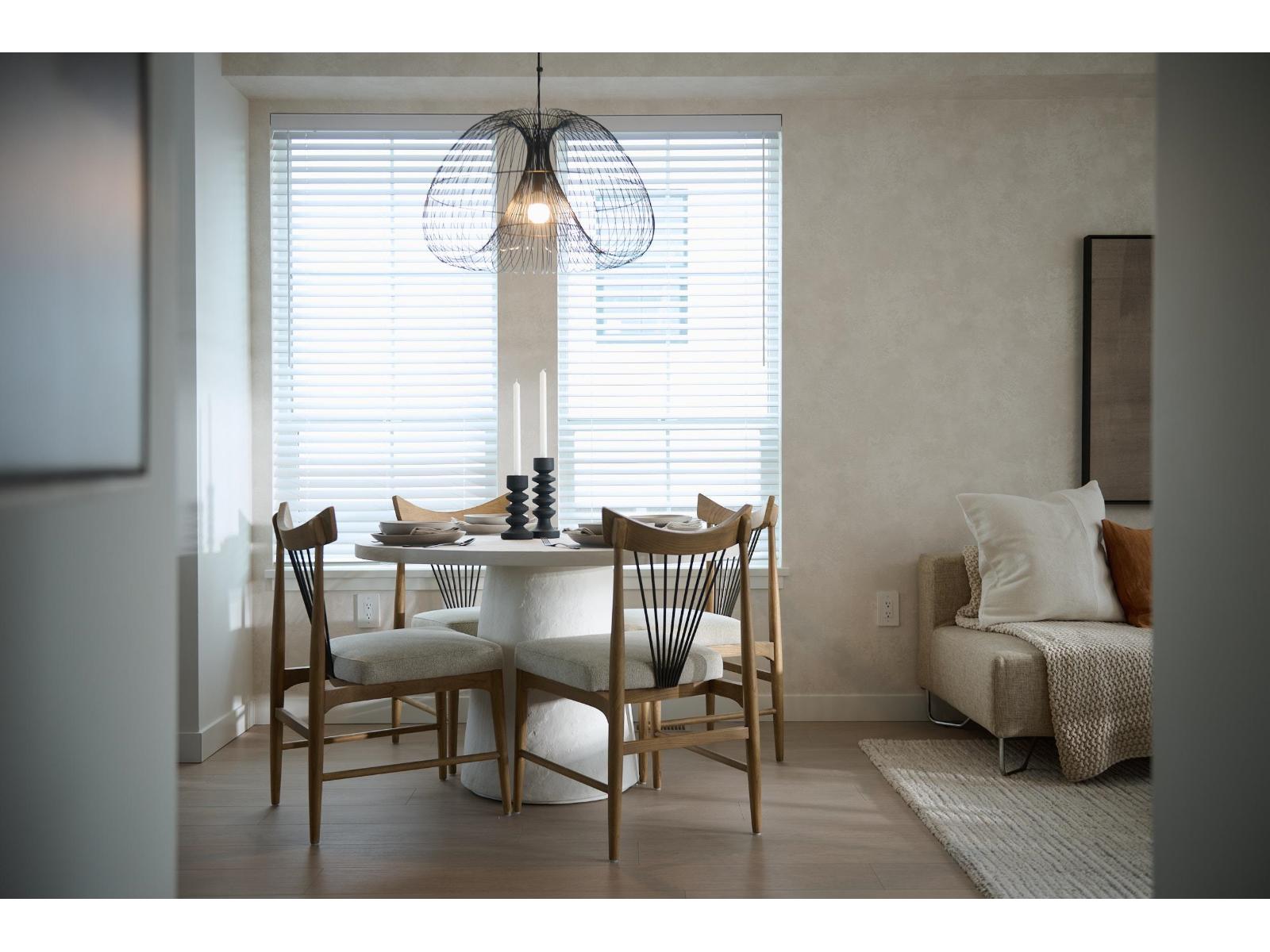 78 2886 MONTROSE AVENUE