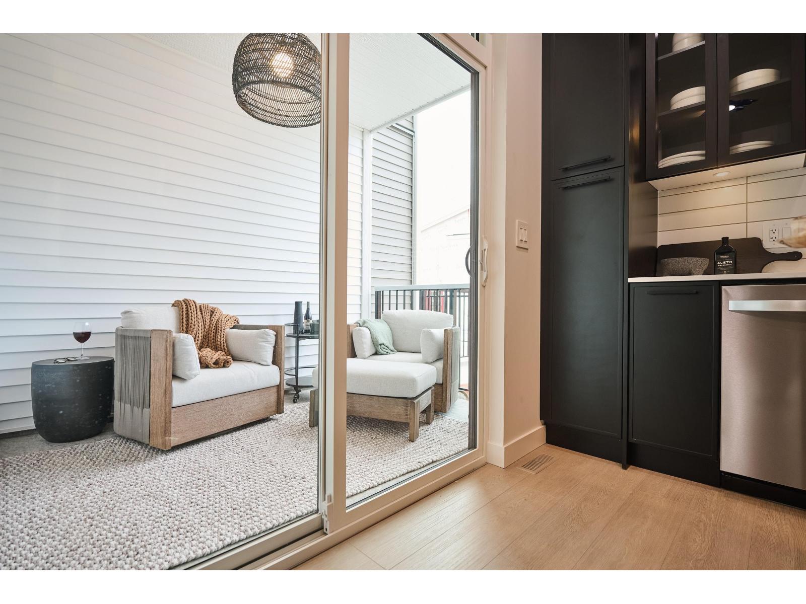 78 2886 MONTROSE AVENUE