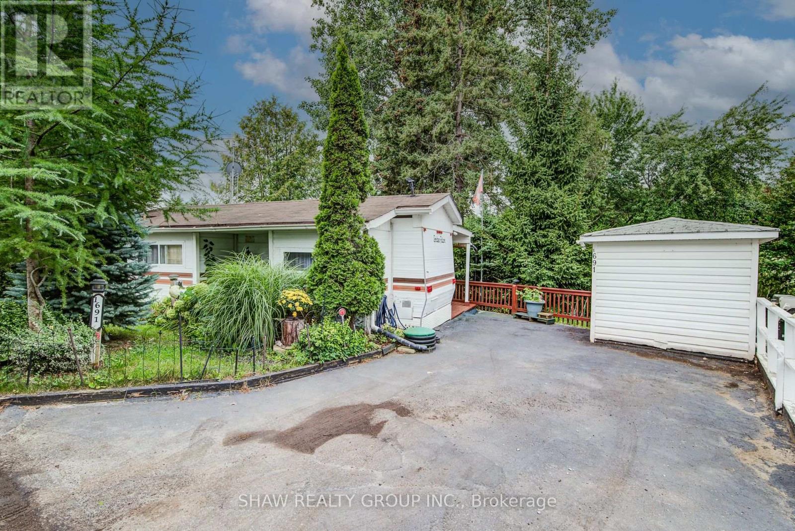 Photo 1 of 50 — 691 OAK CRESCENT, Centre Wellington, ON N1M2W5