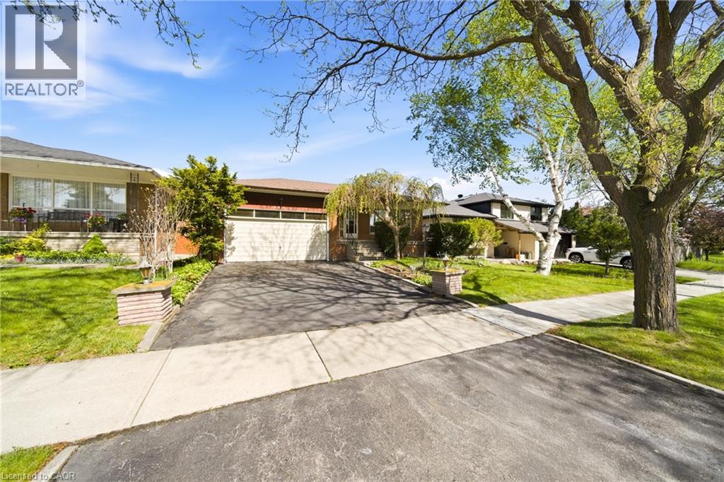 893 HOLLOWTREE Crescent