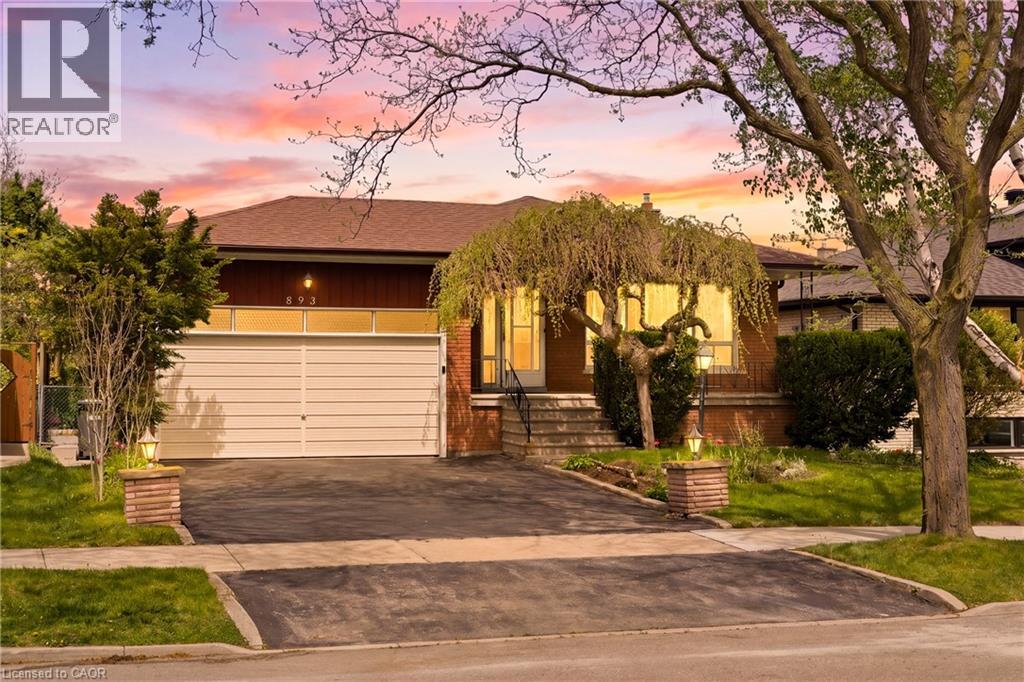 893 HOLLOWTREE Crescent