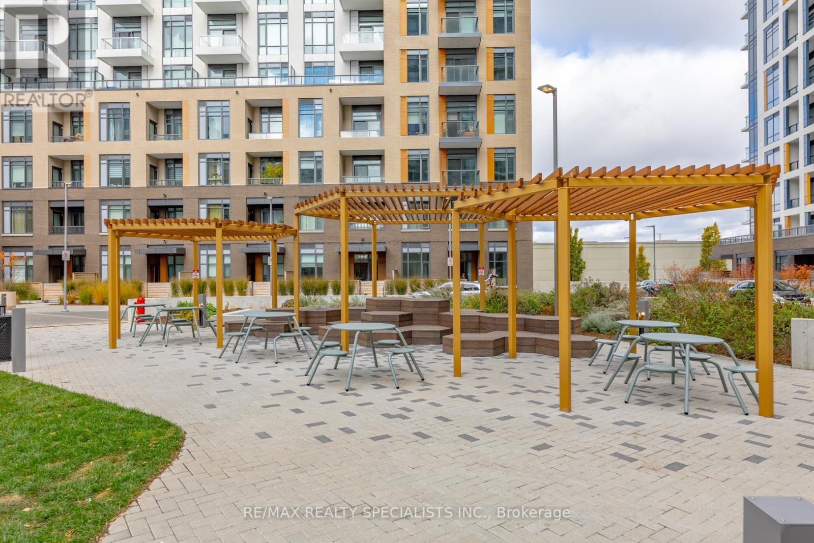 C202 - 8 BEVERLEY GLEN BOULEVARD